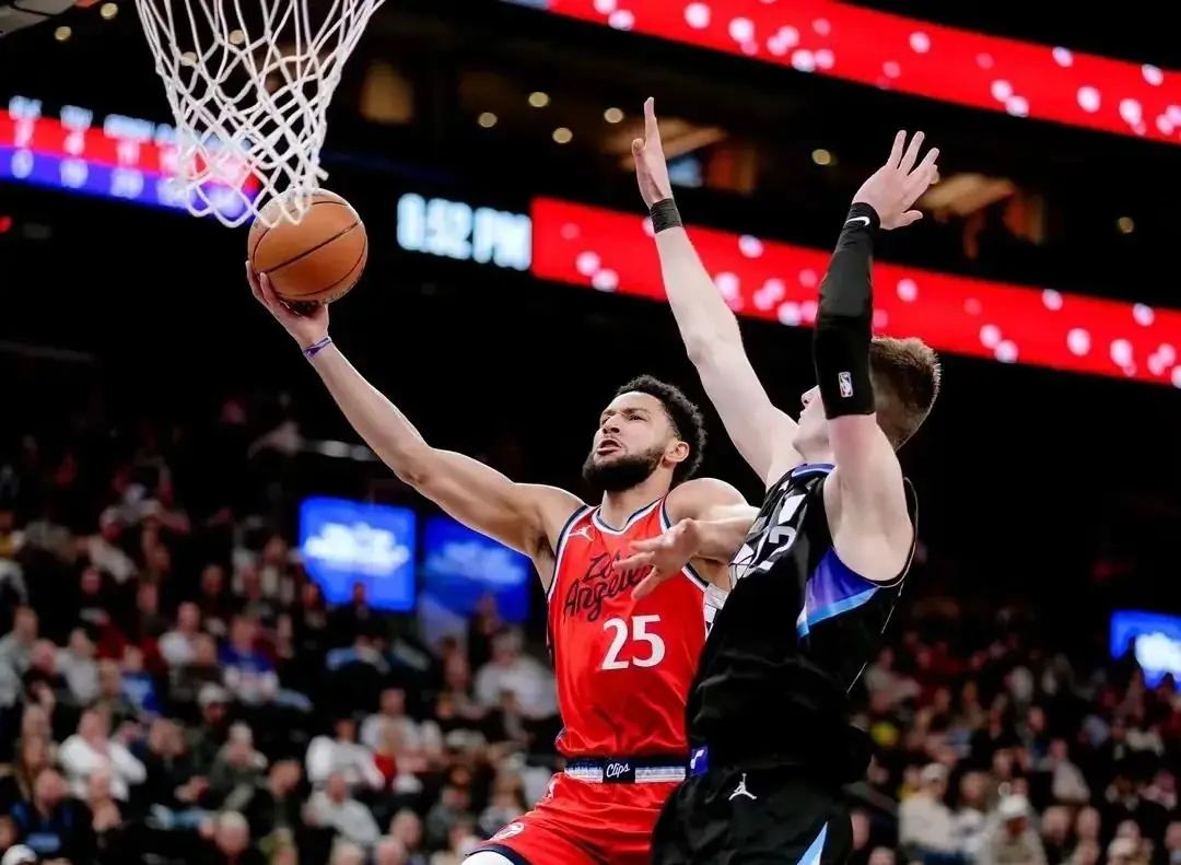 爵士队球员勤奋训练，追求更高比赛目标的简单介绍